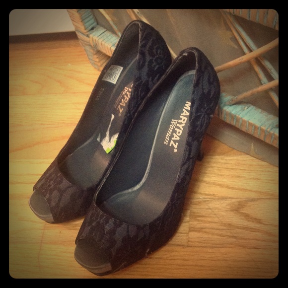Black lace peep toes in size 7