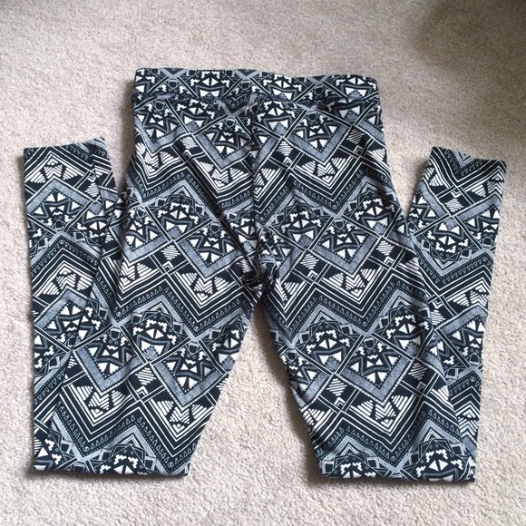 ❌Bundled❌ Victoria's Secret Patterned Leggings - Picture 2 of 4