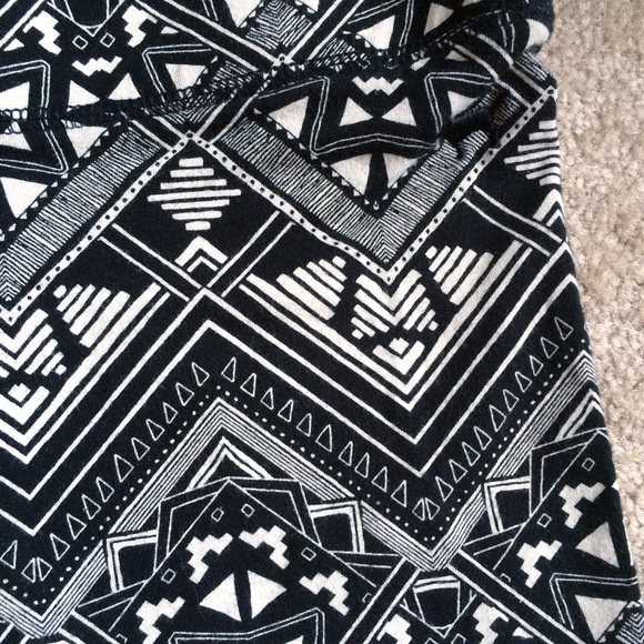 ❌Bundled❌ Victoria's Secret Patterned Leggings - Picture 3 of 4