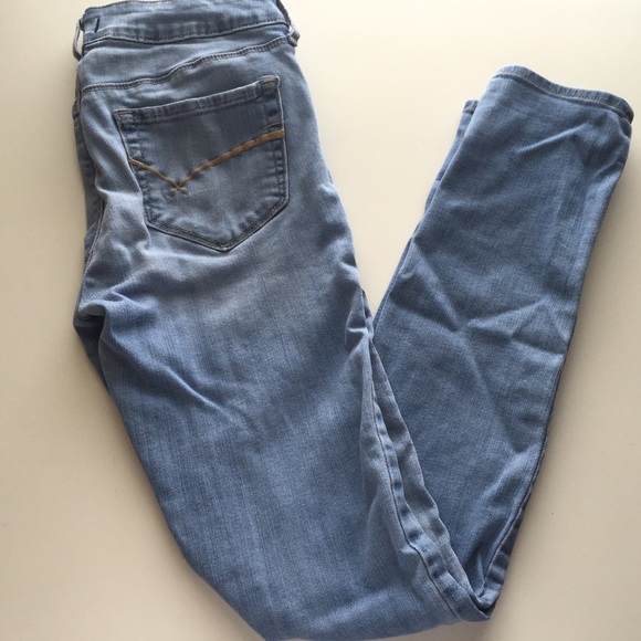 Bullhead light wash skinnys