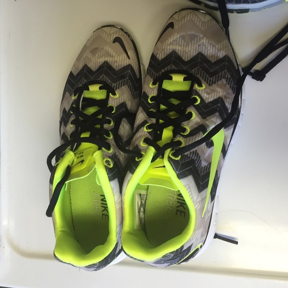 Nike's - Picture 4 of 4