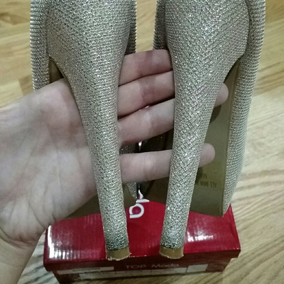 Gold Sparkling Heels - Picture 2 of 3