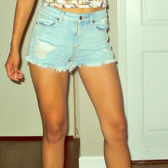 Guess destroyed hot shorts size 25