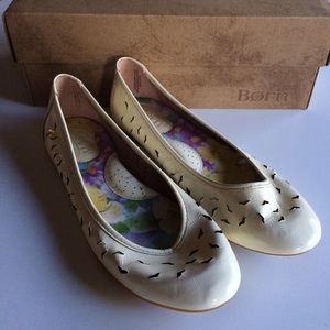 Born Cream Patent Leather Bird Ballet Flats Sz 6.5