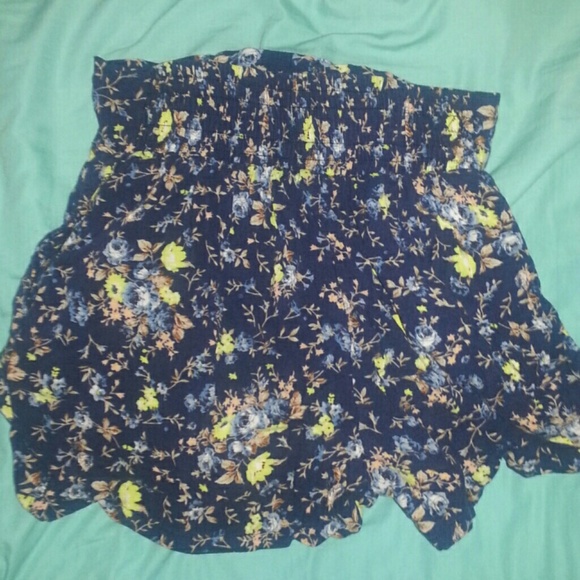 Shorts - Picture 2 of 3