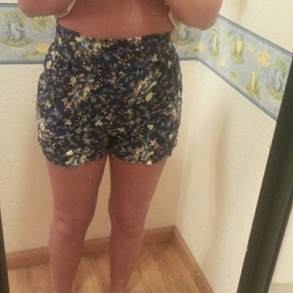 Shorts - Picture 3 of 3