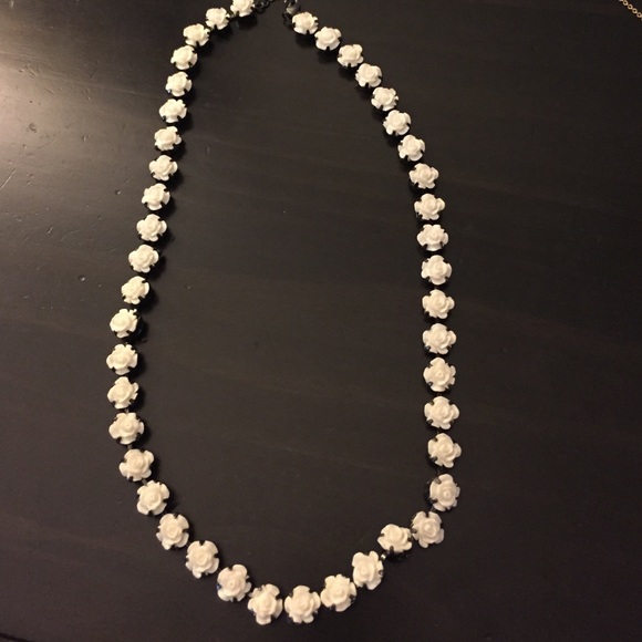 Adjustable white and dark silver necklace