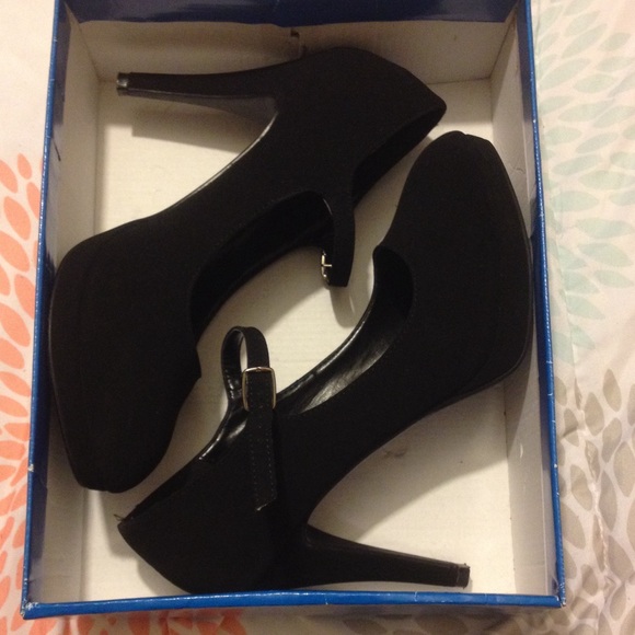 Black heels!! - Picture 4 of 4