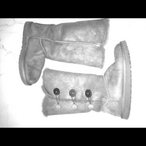grey 3 button UGG size 9