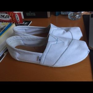 WHITE TOMS SIZE 7.5