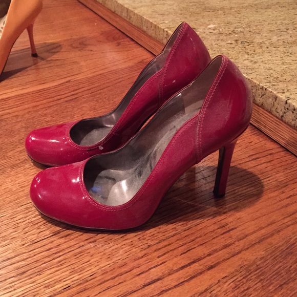 GUESS RED LEATHER PUMPS