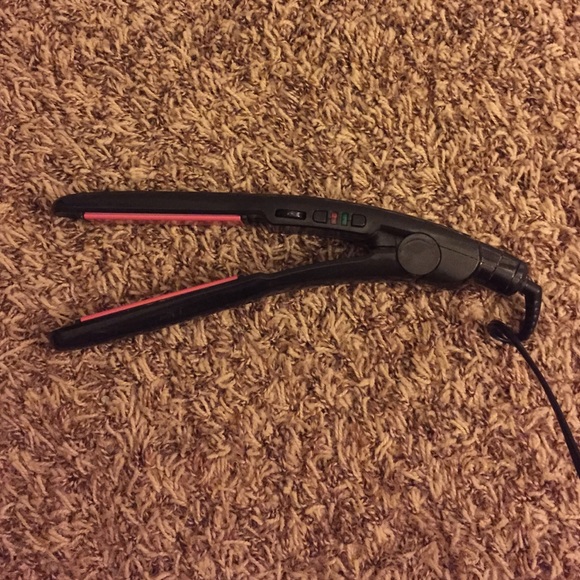 SOLD🔥🔥.   Conair flat iron 💇🏽