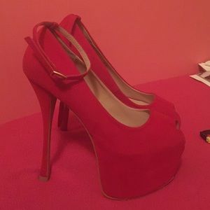Hot red platform pumps !