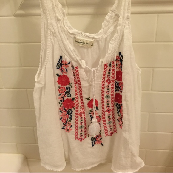 🎀A&F embroidered tank🎀