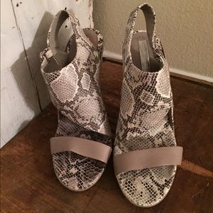 BCBG MAXAZRIA size 9 women's shoes.