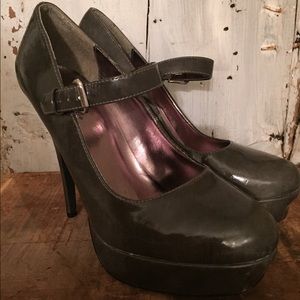Delicious Brand, size 10, grey platform heel