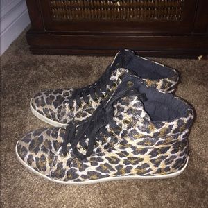 Funky leopard print high top shoes😛
