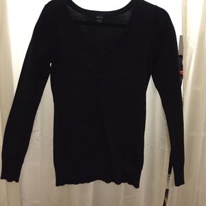 Black long sleeve v-neck