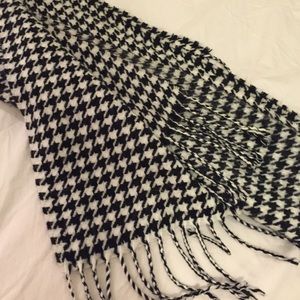Black and white print scarf