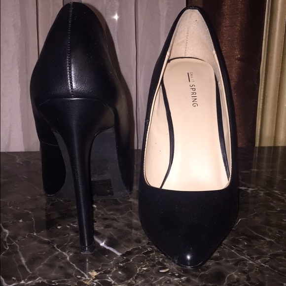 Black simple point pumps