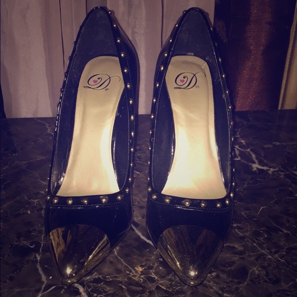 Black and gold pumps