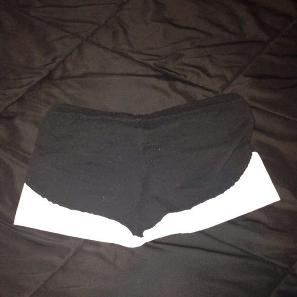 Black and white booty shorts - Picture 4 of 4