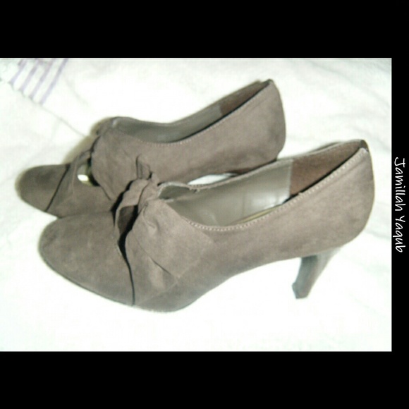 Sold ✔ A beautiful grey suede with a bow heels - Picture 2 of 4