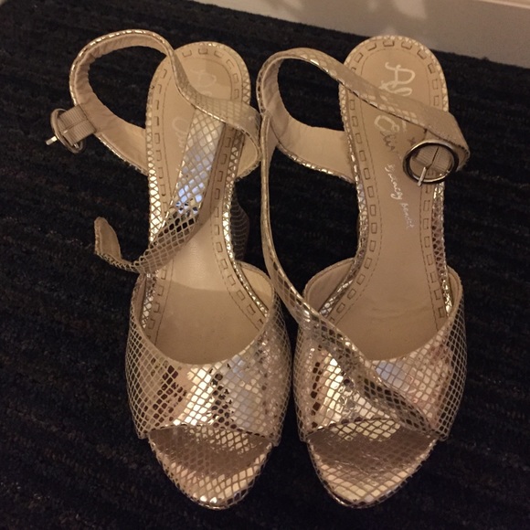 Alice and Olivia Silver size 40 sandals