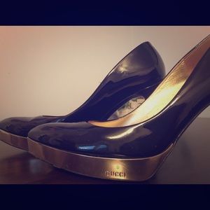 Gucci W's pumps in black with gold accent