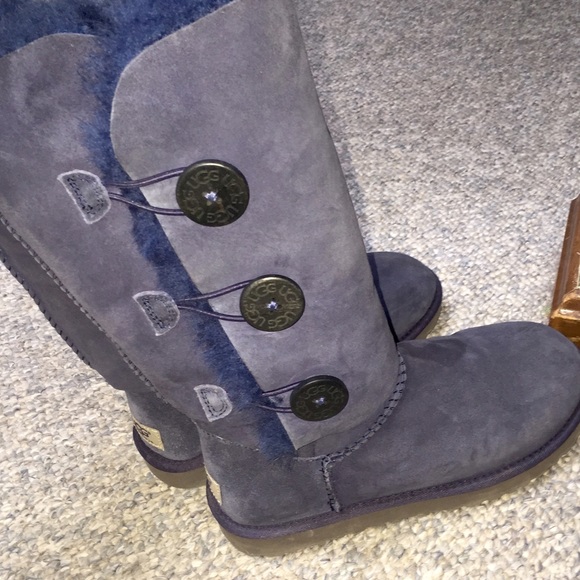 UGG BOOTS. SIZE 7. Bailey 3 buttons. Worn once!!