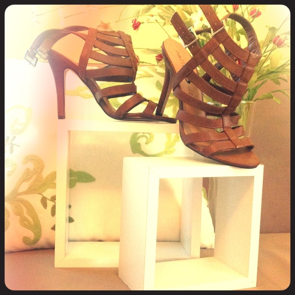 Strap heel w/ buckle strap on side