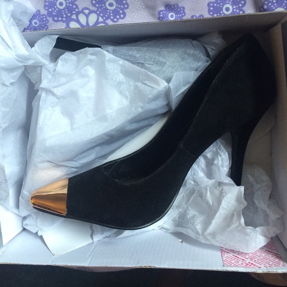 Shoedazzle "Ann" black heels with gold toe point.
