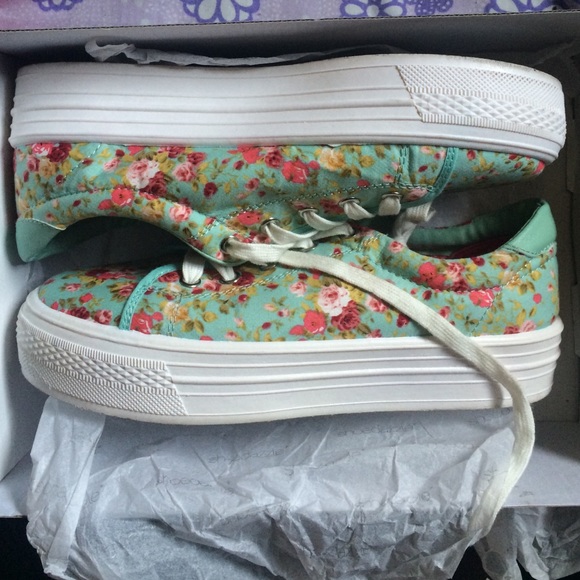 Shoe dazzle "crawl" creeper sneakers