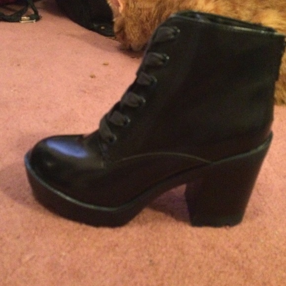 Boots - Picture 4 of 4