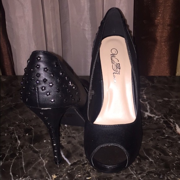 Peep toe black studded pumps