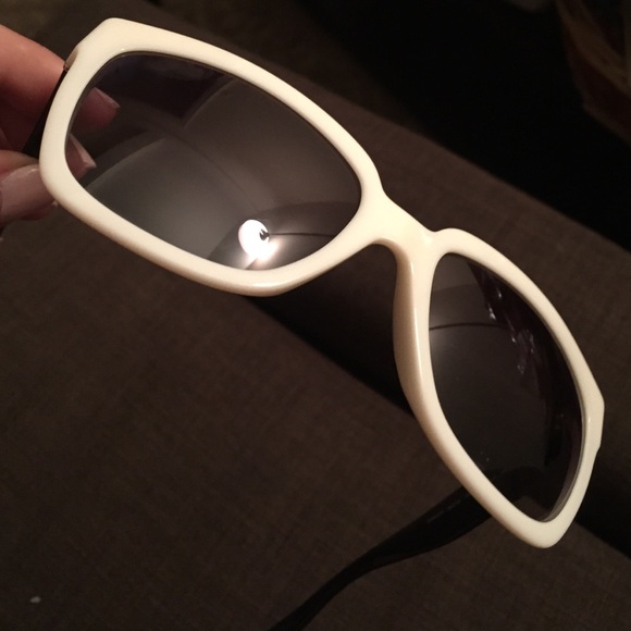 Prada Timeless - Picture 2 of 4