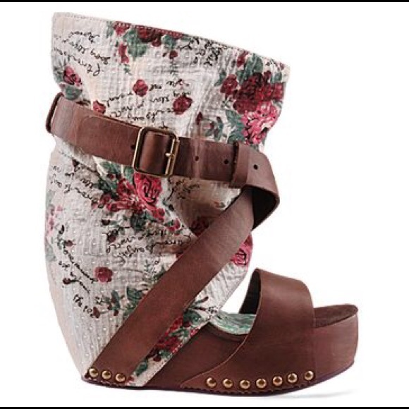ISO EAT ME WHOLE SLOUCHY SANDAL WEDGE!! - Picture 3 of 4