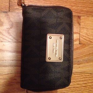 Michael Kors wristlet that fits IPhone 4
