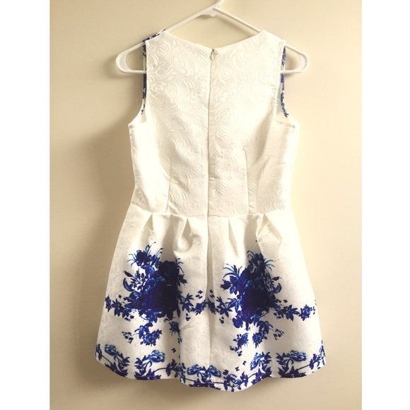 [SOLD] White Textured Dress Blue Flower prints - Picture 2 of 4