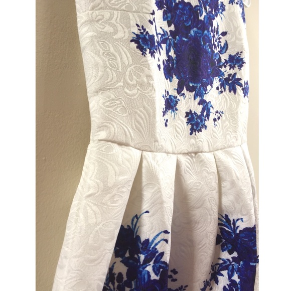 [SOLD] White Textured Dress Blue Flower prints - Picture 3 of 4