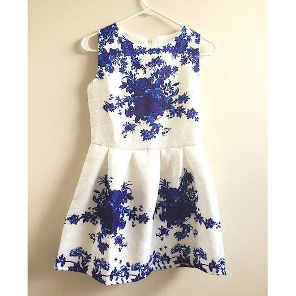 [SOLD] White Textured Dress Blue Flower prints - Picture 4 of 4