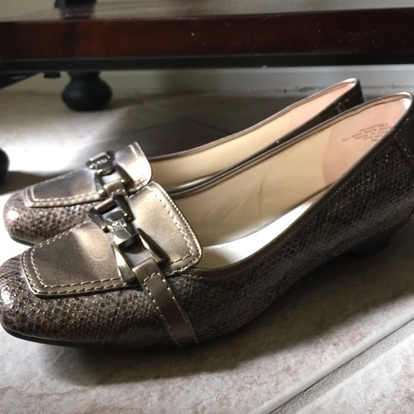 Women's alligator kitten heal