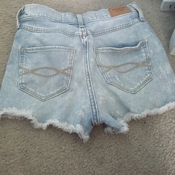 light wash high wasted shorts - Picture 2 of 2