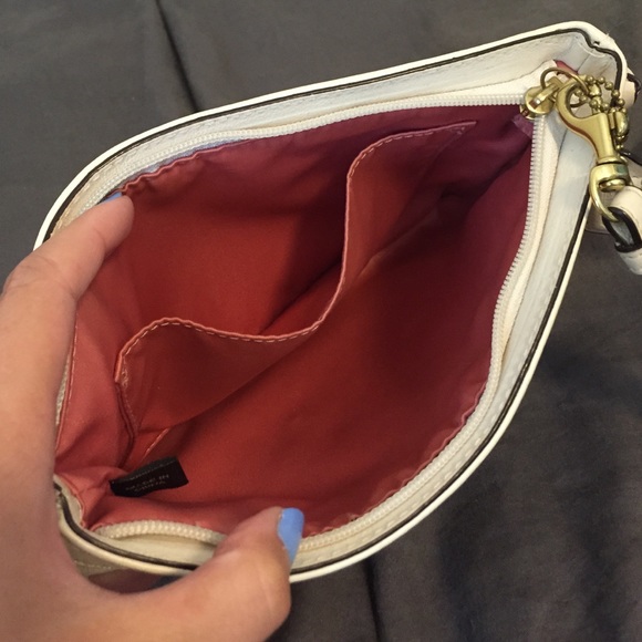 🚫SOLD🚫 Sea Shell Coral Coach Wristlet - Picture 3 of 4