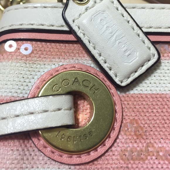 🚫SOLD🚫 Sea Shell Coral Coach Wristlet - Picture 4 of 4