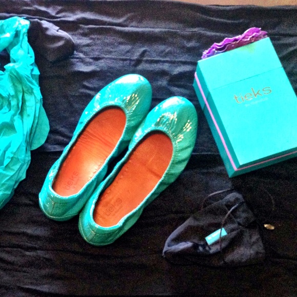 Shoes - Tiek’s turquoise patent ballet flats size 7.