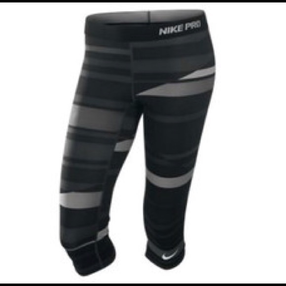 Nike Pants - Nike Pro women's workout capri pants size L
