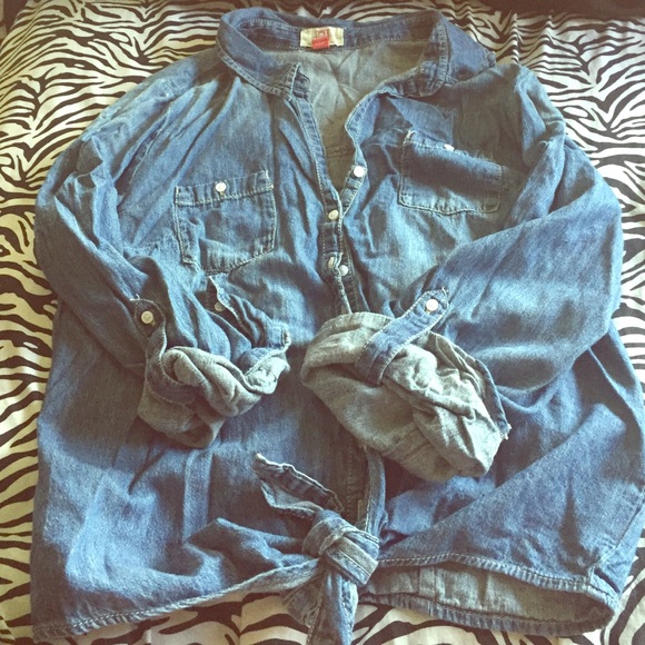 l.e.i. Denim-looking button down, with front tie.