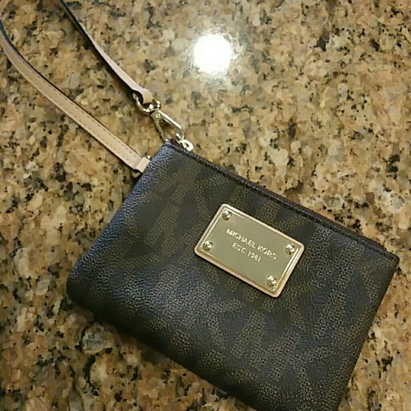Michael Kors Jet Set wristlet