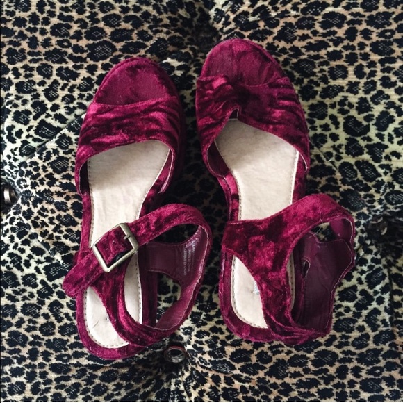 Urban Outfitters Crushed Velvet Wedges 7 - Picture 2 of 2